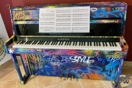 Décoration graffiti street art d'un piano - Le Petit Graff