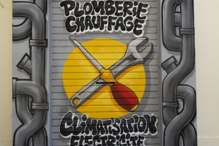 Décoration graffiti d'un commerce "Rideau de fer" - Le Petit Graff